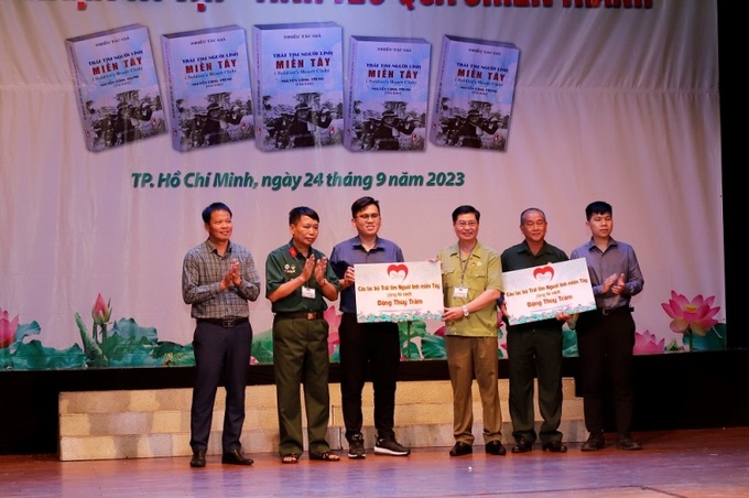 Ban Tổ chức trao tặng tượng trưng “Tủ sách Đặng Thùy Trâm” cho Trường Thiên Thần nuôi trẻ mồ côi tại TP. Thủ Đức và Trường THPT Lý Thường Kiệt (huyện Hóc Môn, TP.HCM).
