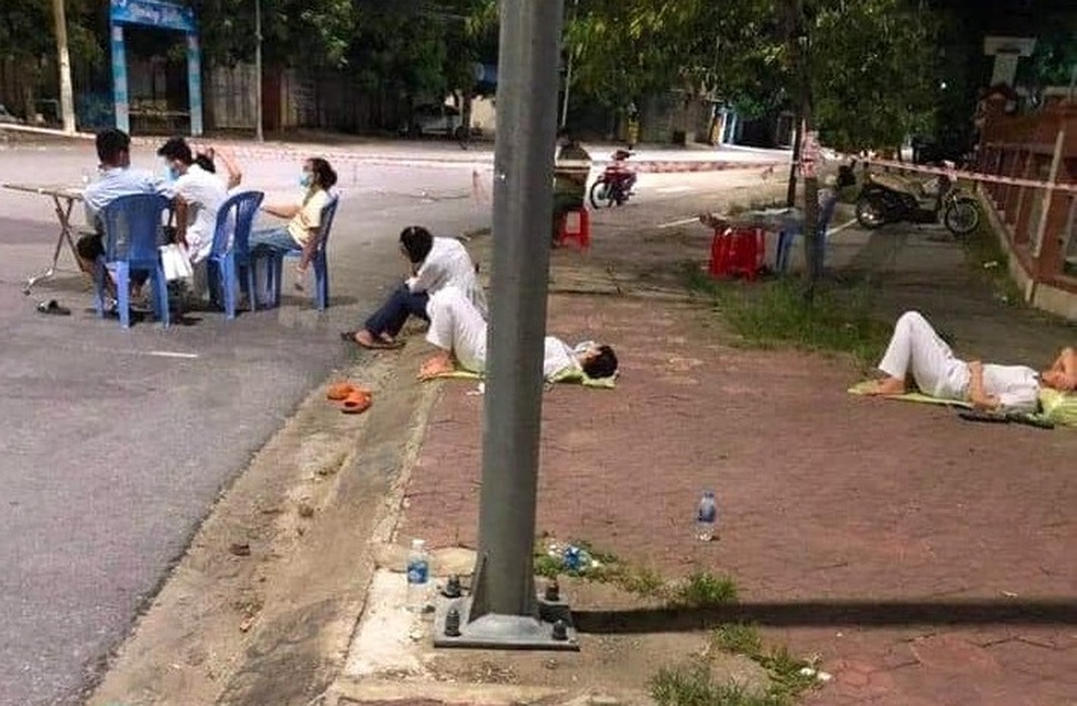 Xúc động hình ảnh tình nguyện viên tranh thủ ngả lưng trên vỉa hè - 2 Xúc động hình ảnh tình nguyện viên tranh thủ ngả lưng trên vỉa hè - 2