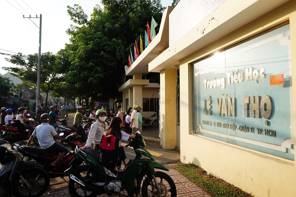 Ngôi trường tiểu học có đến... 90 lớp, tựu trường phải chia ca, chia ngày - 1 Ngôi trường tiểu học có đến... 90 lớp, tựu trường phải chia ca, chia ngày - 1