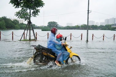 Hà Nội: Xe chết máy, nhà mặt phố phải chắn cửa vì nước ngập
