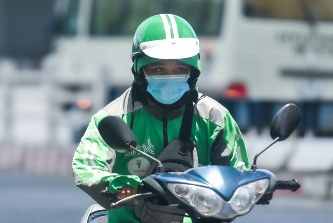 Người dân gồng mình mưu sinh dưới cái nắng cháy da của thủ đô - 8 Người dân gồng mình mưu sinh dưới cái nắng cháy da của thủ đô - 8