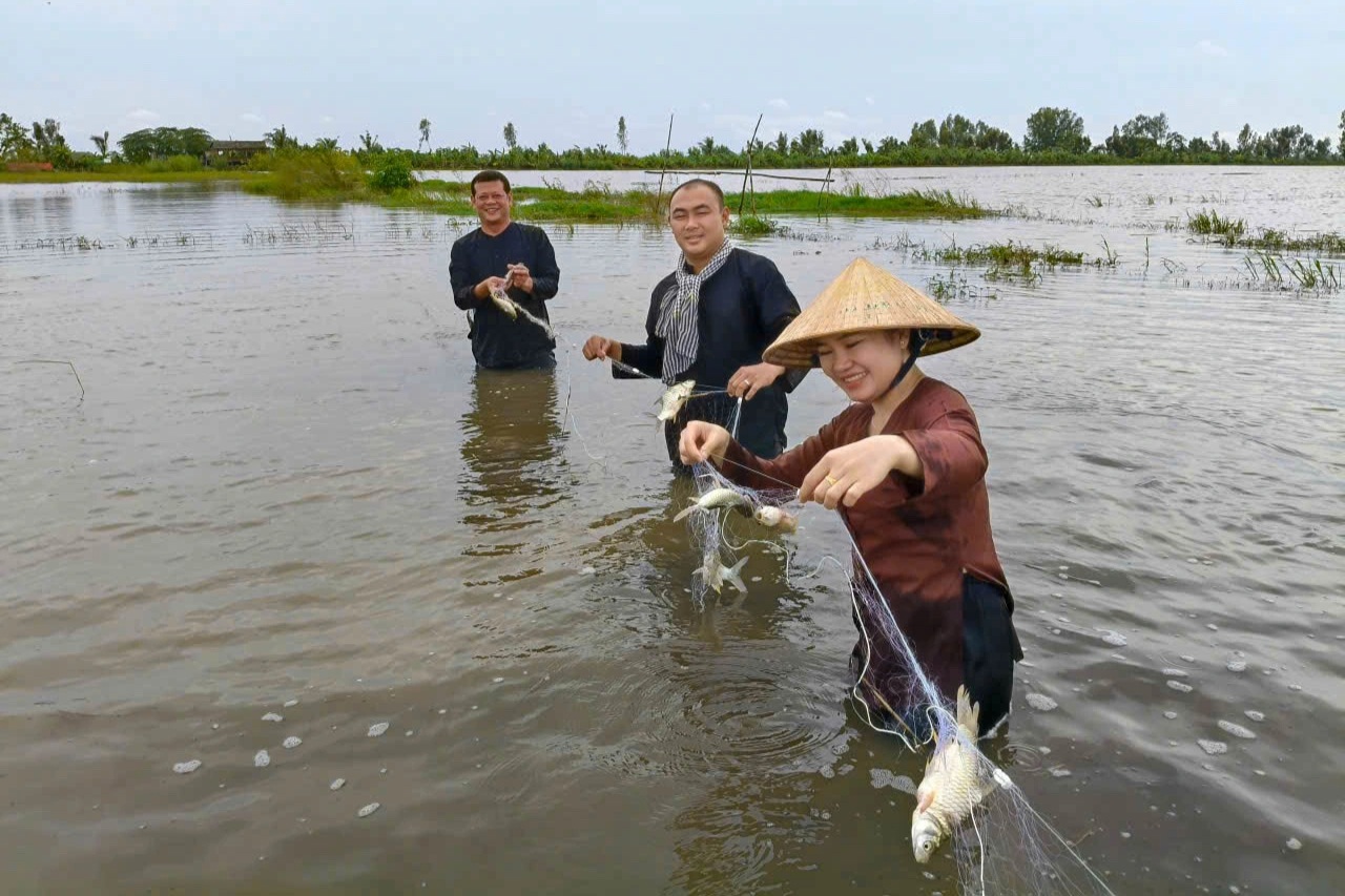 Biến cánh đồng thẳng cánh cò bay thành ao nhà để nuôi sản vật trời ban - 3