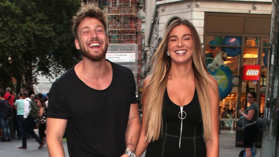 Người đẹp Zara McDermott thừa nhận phản bội bạn trai - 2 Người đẹp Zara McDermott thừa nhận phản bội bạn trai - 2