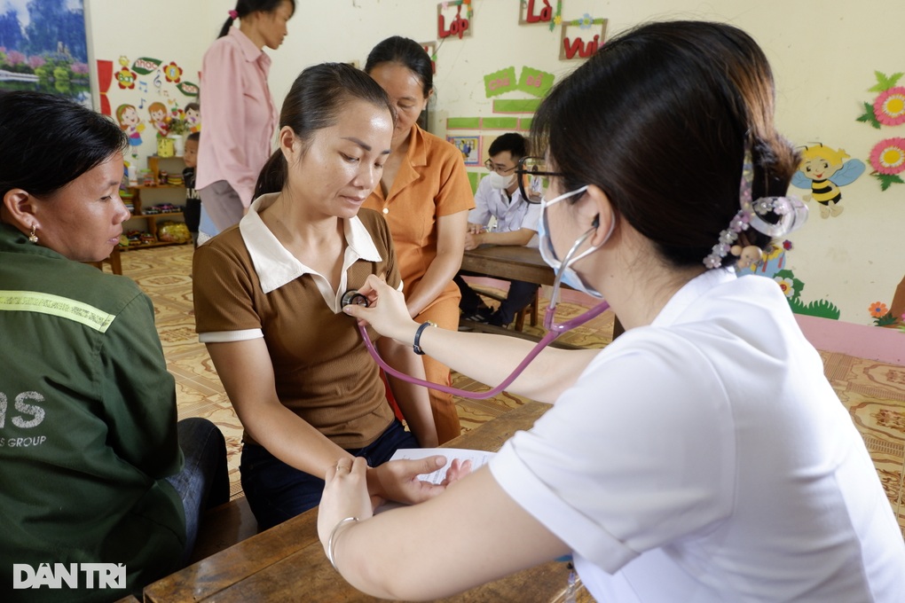 Người dân xã nghèo vui mừng khi được khám bệnh, nhận thuốc miễn phí - 10 Người dân xã nghèo vui mừng khi được khám bệnh, nhận thuốc miễn phí - 10