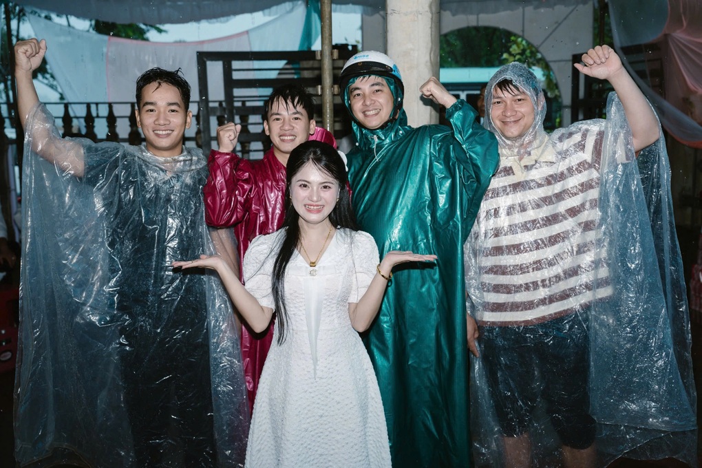 Sập rạp cưới trước giờ G, cặp đôi vẫn tươi cười lưu lại kỷ niệm khó quên - 3 Sập rạp cưới trước giờ G, cặp đôi vẫn tươi cười lưu lại kỷ niệm khó quên - 3