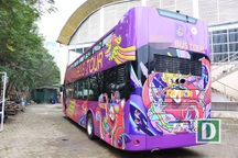 Cận cảnh xe buýt mui trần đưa U23 Việt Nam diễu hành trên phố