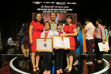 Hai nữ sinh chế đồ chơi thông minh từ con chuột vi tính hỏng