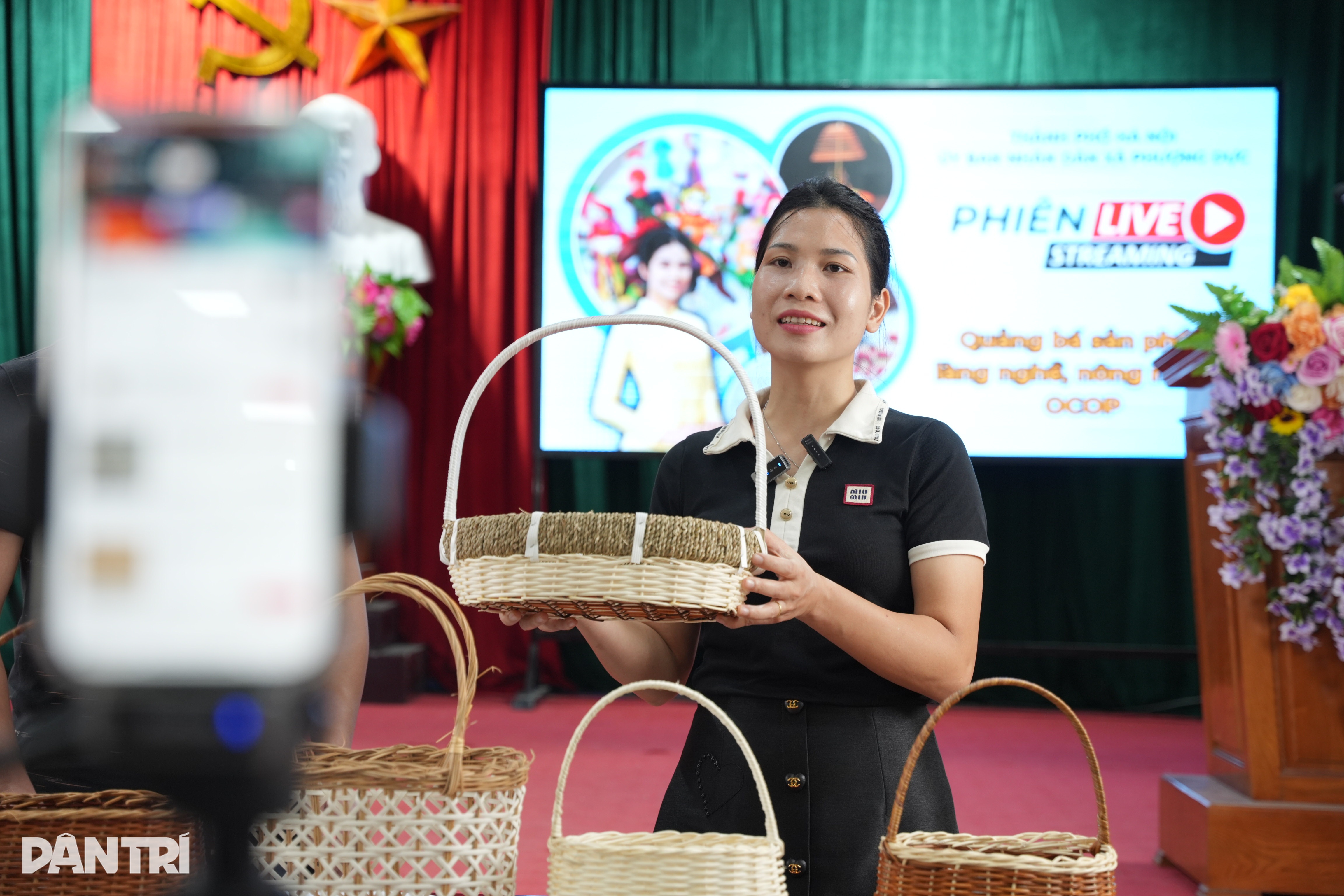 Về nơi cả làng học livestream, nghệ nhân U70 dùng AI quảng cáo - 10