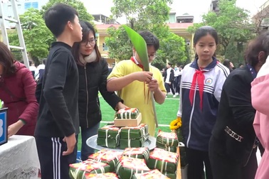 Học sinh trường THCS Văn Khê gói bánh chưng