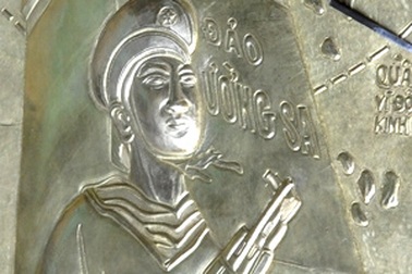 Chàng trai 9X làm phù điêu chiến sĩ Trường Sa