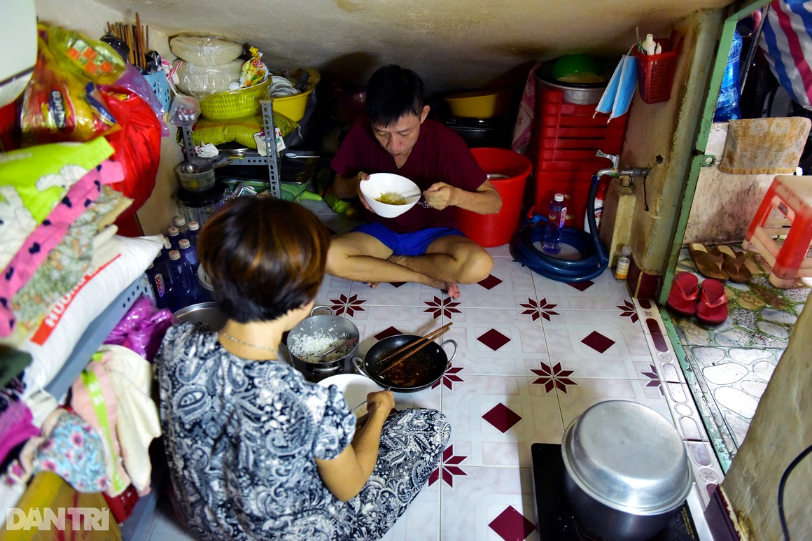 Cặp vợ chồng suốt 34 năm sống trong 5m2 dưới gầm cầu thang chung cư Sài Gòn - 5 Cặp vợ chồng suốt 34 năm sống trong 5m2 dưới gầm cầu thang chung cư Sài Gòn - 5