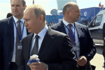 Tổng thống Putin vui vẻ ăn kem cùng cấp dưới