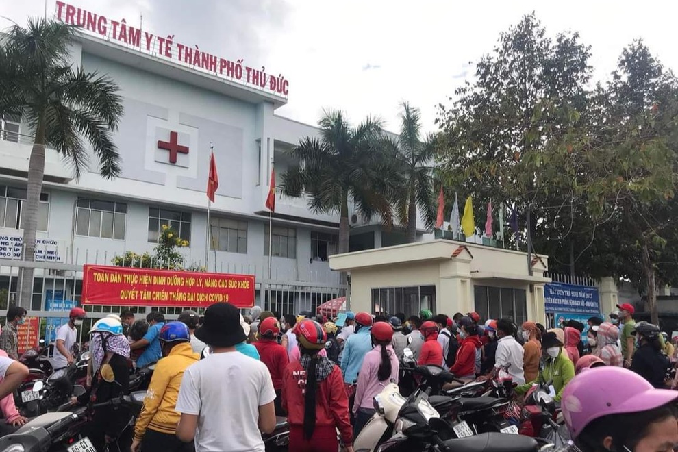 Vì sao tắc điểm tiêm vaccine ở TPHCM, khiến trung tâm y tế đóng cổng? - 1 Vì sao tắc điểm tiêm vaccine ở TPHCM, khiến trung tâm y tế đóng cổng? - 1