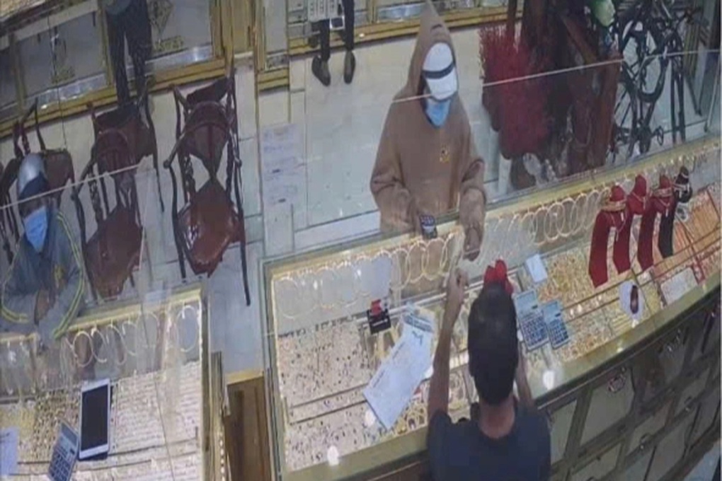 Công an truy tìm nam thanh niên bịt mặt cướp dây chuyền ở tiệm vàng - 1