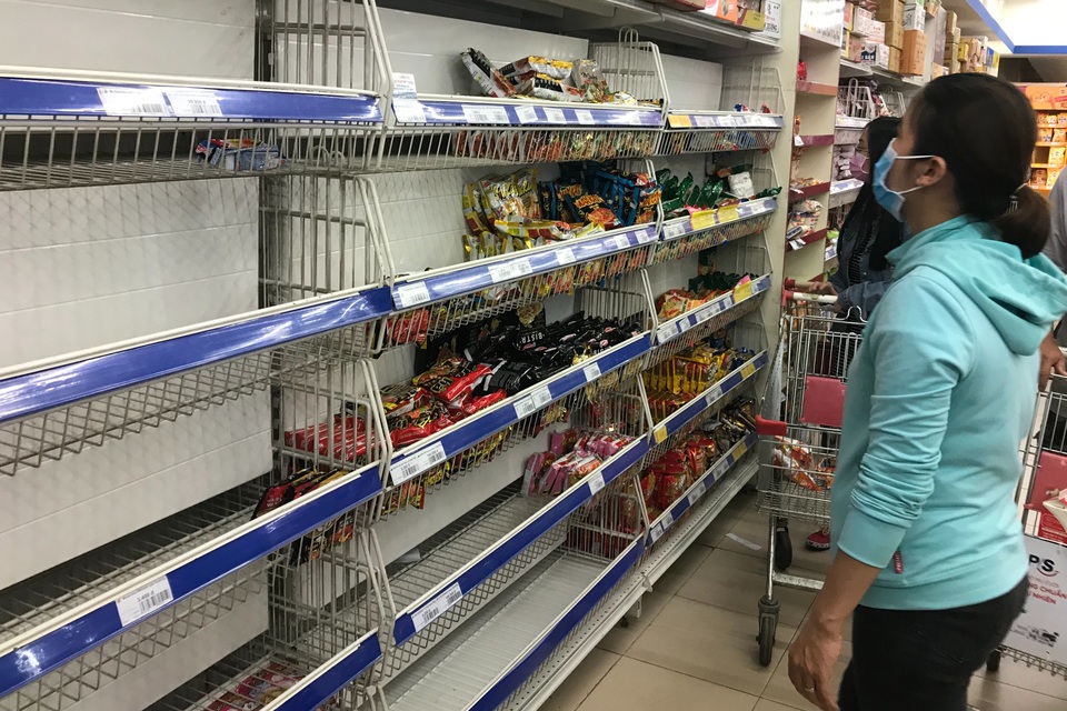 TPHCM: Sau lệnh giãn cách xã hội, siêu thị đông nghẹt, cạn hàng - 8 TPHCM: Sau lệnh giãn cách xã hội, siêu thị đông nghẹt, cạn hàng - 8