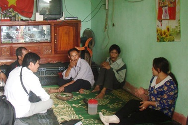 Cha con “người rừng” ngày đầu về với cuộc sống văn minh