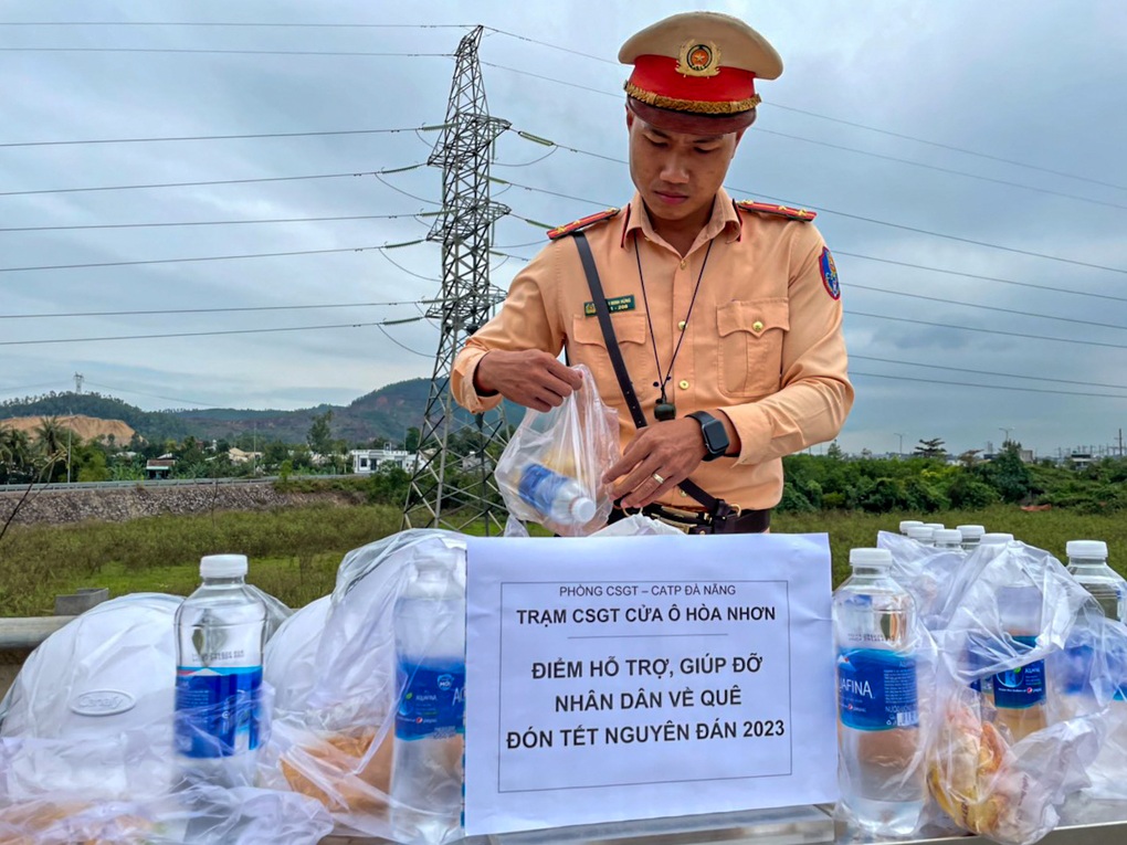 Nỗi niềm trên những chuyến xe miễn phí đưa công nhân về quê đón Tết - 9 Nỗi niềm trên những chuyến xe miễn phí đưa công nhân về quê đón Tết - 9