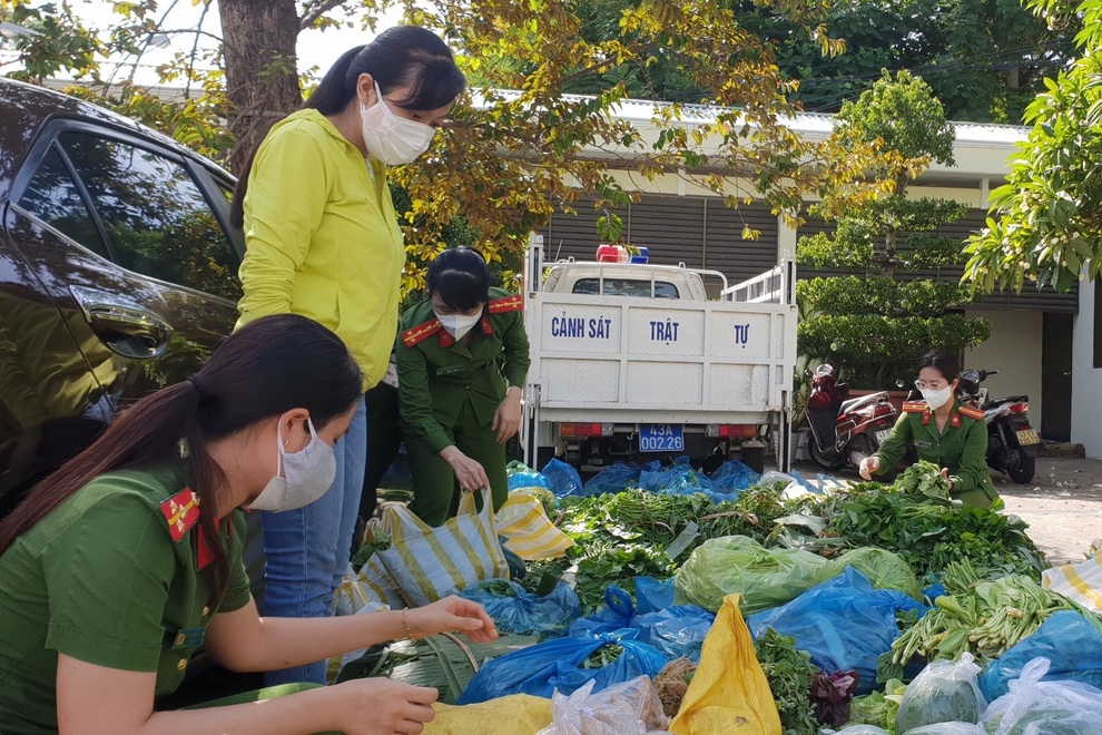 Nữ cán bộ chống dịch: Con công an, ba mẹ trực chiến, ở nhà tự chăm nhau - 4 Nữ cán bộ chống dịch: Con công an, ba mẹ trực chiến, ở nhà tự chăm nhau - 4
