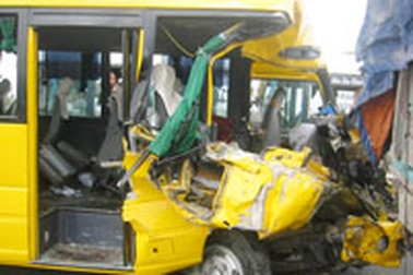 Xe khách đâm xe tải: Hai mẹ con chết tại chỗ