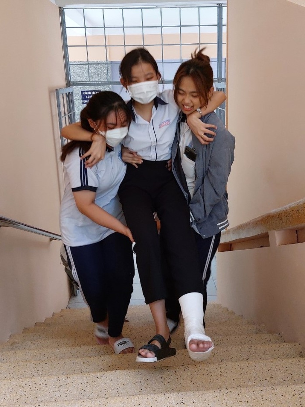 Chiều nay, sĩ tử hồi hộp bước vào thi môn Toán sau sự dễ thở của đề Văn - 15 Chiều nay, sĩ tử hồi hộp bước vào thi môn Toán sau sự dễ thở của đề Văn - 15