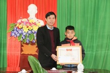 Tặng Bằng khen cho học sinh lao mình xuống kênh cứu bạn khỏi đuối nước