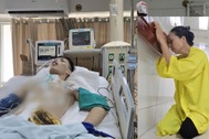 “Nhà mình khánh kiệt rồi, mẹ biết lấy gì để cứu con đây, Hiếu ơi!”