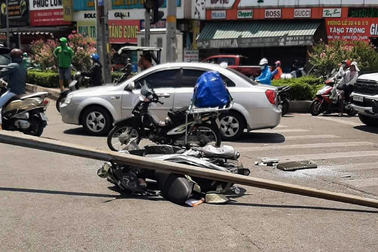 Trụ đèn chiếu sáng ở TPHCM ngã đè người phụ nữ bị thương