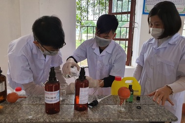 Nhiều trường pha chế sẵn nước rửa tay phòng dịch cho học sinh sau đợt nghỉ