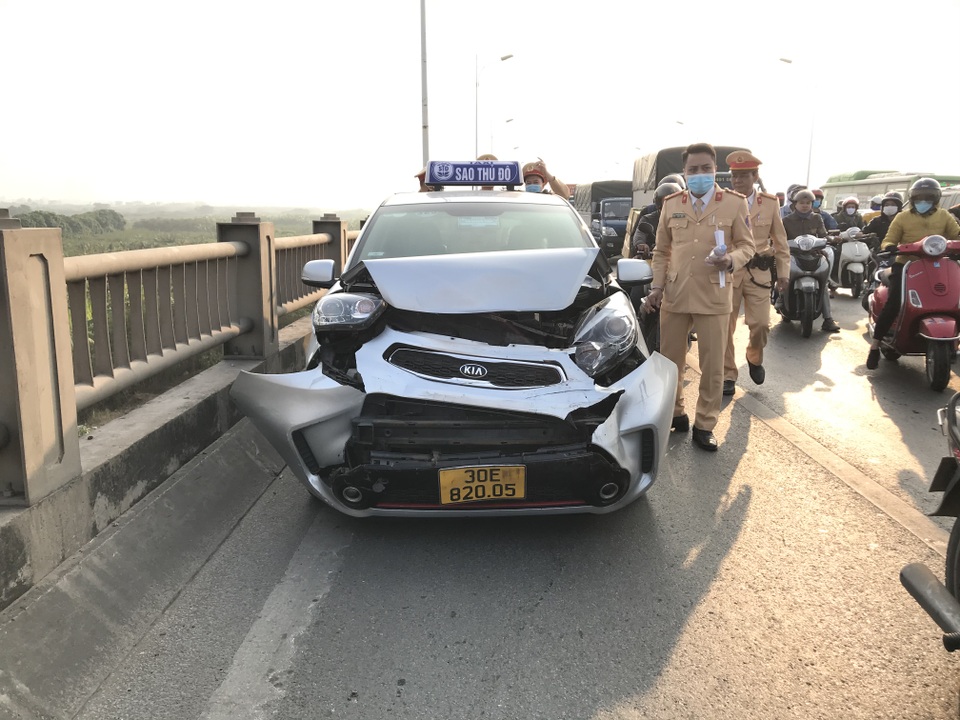 5 ô tô tông nhau trên cầu Vĩnh Tuy, giao thông tê liệt - 2 5 ô tô tông nhau trên cầu Vĩnh Tuy, giao thông tê liệt - 2