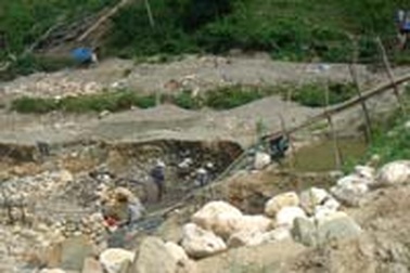 Vàng tặc tái xuất “chiến trường vàng” Tương Dương