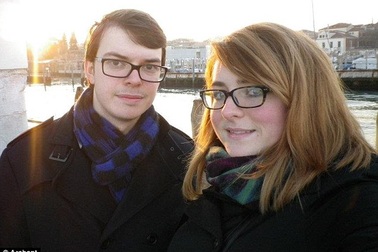 Hạnh phúc ngọt ngào của cặp đôi sinh cùng ngày, cùng phòng đẻ