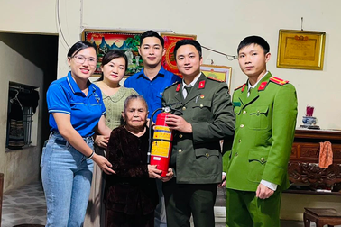 Công an ép mía, chạy ship xuyên trưa để mua bình chữa cháy tặng người dân