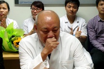 PGS.TS Nguyễn Văn Thạch rơi nước mắt cảm ơn… người bệnh