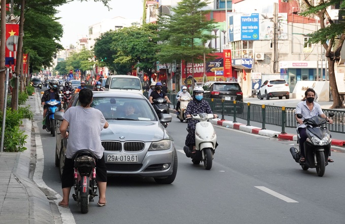 Hà Nội: Nhiều tuyến phố vẫn đông người ra đường - Ảnh 7.