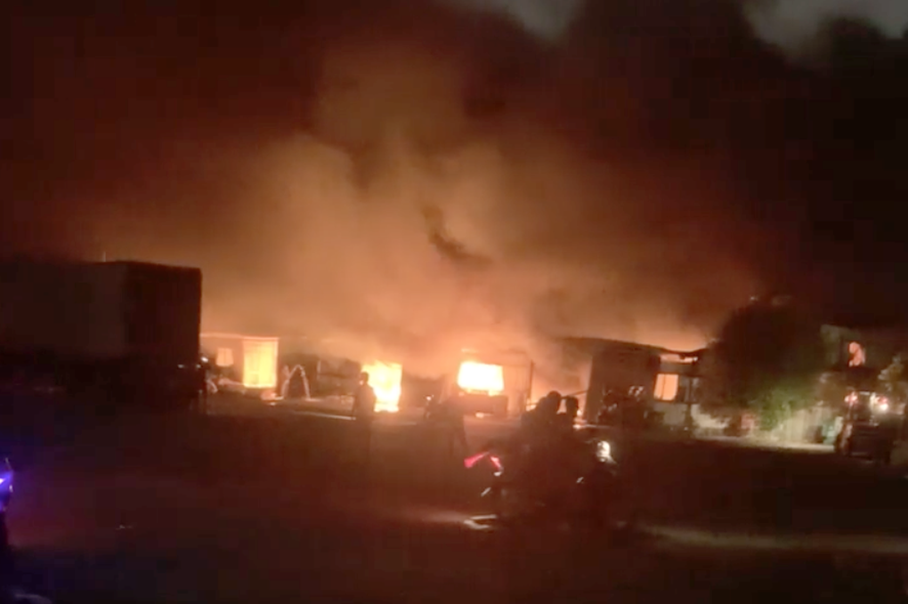 Lửa bao trùm xưởng gỗ ở vùng ven TPHCM - 1 Lửa bao trùm xưởng gỗ ở vùng ven TPHCM - 1