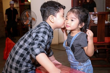 Con trai Trương Quỳnh Anh thân thiết hôn má con gái Xuân Lan