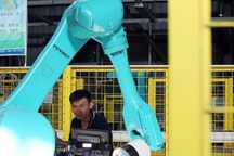 Đốt hàng triệu USD sản xuất robot, Apple nhận ra con người làm vẫn tốt hơn