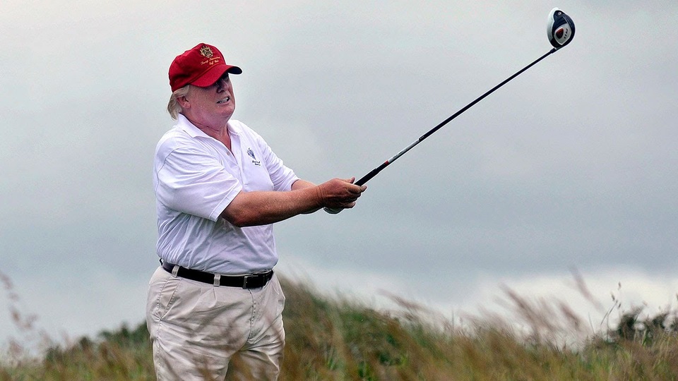 Gần 100.000 người chết vì Covid-19, ông Trump phản pháo chỉ trích chơi golf - 1 Gần 100.000 người chết vì Covid-19, ông Trump phản pháo chỉ trích chơi golf - 1
