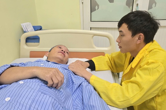 Góa phụ 44 tuổi người Dao đột quỵ, liệt nửa người: “Xin thương mẹ con em!”