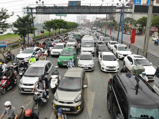 Ngày đầu nghỉ lễ: Nhiều tuyến đường cửa ngõ thủ đô ùn tắc từ sáng đến trưa - 3 Ngày đầu nghỉ lễ: Nhiều tuyến đường cửa ngõ thủ đô ùn tắc từ sáng đến trưa - 3