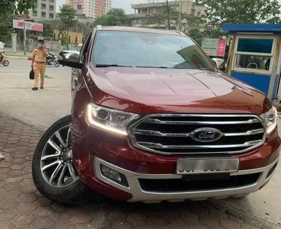 Tài xế với màn lùi xe vào chỗ đậu đầy khó hiểu, gây họa cho xe khác - 1 Tài xế với màn lùi xe vào chỗ đậu đầy khó hiểu, gây họa cho xe khác - 1