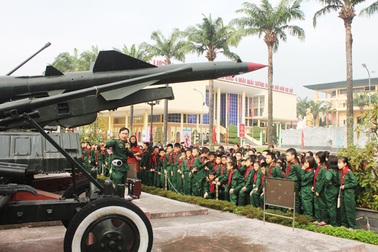 Háo hức học lịch sử ở Bảo tàng Quân đội