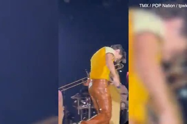 Cú xoạc tai hại khiến nam ca sĩ "ngượng chín mặt" trước khán giả