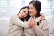 Ngày cưới, mẹ bất ngờ đưa tôi một chiếc ống bơ cũ và sự thật bất ngờ