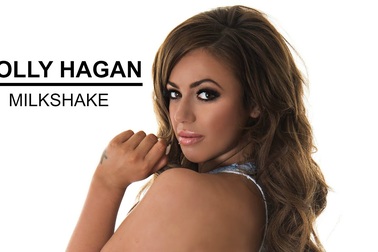 Holly Hagan khoe giọng hát