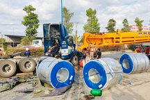 3 cuộn thép nặng hàng chục tấn rơi xuống đường, nhiều người thoát nạn