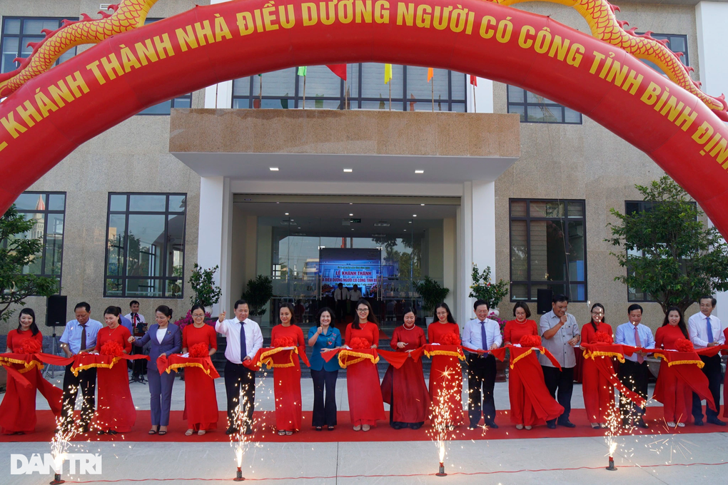 Chủ tịch Quốc hội dâng hương tưởng niệm các anh hùng liệt sĩ - 5 Chủ tịch Quốc hội dâng hương tưởng niệm các anh hùng liệt sĩ - 5