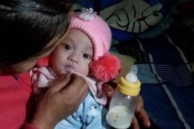 Bé gái 4 tháng tuổi trong giỏ nhựa đặt trước nhà bà giáo già hiếm muộn