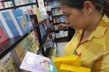 Sách lớp 1 hết sạch, phụ huynh TPHCM ngao ngán