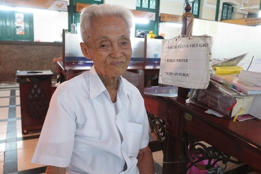 Cụ ông 89 tuổi gần 30 năm đạp xe đi viết thư thuê ở bưu điện Sài Gòn